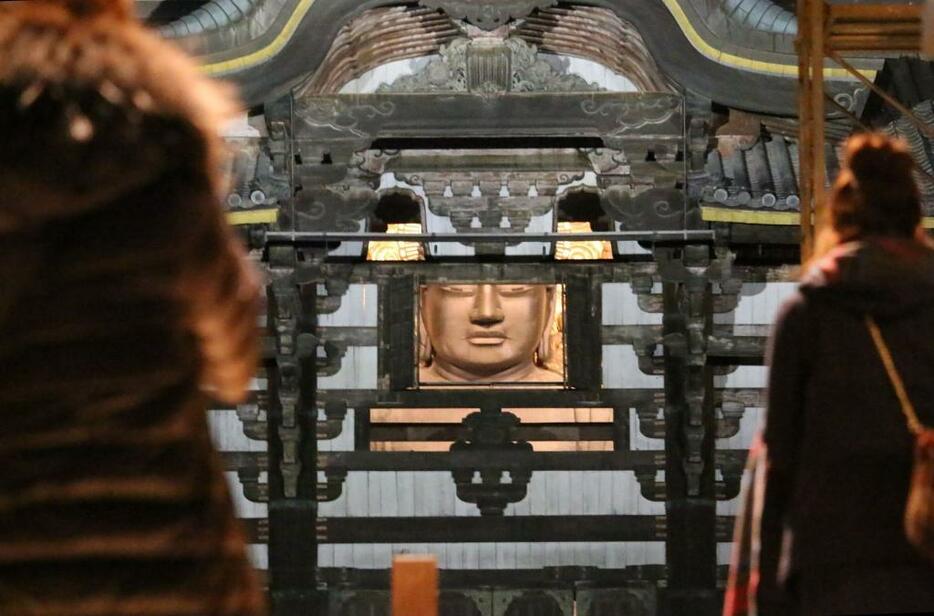 [写真]東大寺・大仏殿の「観相窓」開扉。手を合わせる人の姿が多く見られた＝8日午後7時半ごろ、奈良市で(撮影:柳曽文隆)