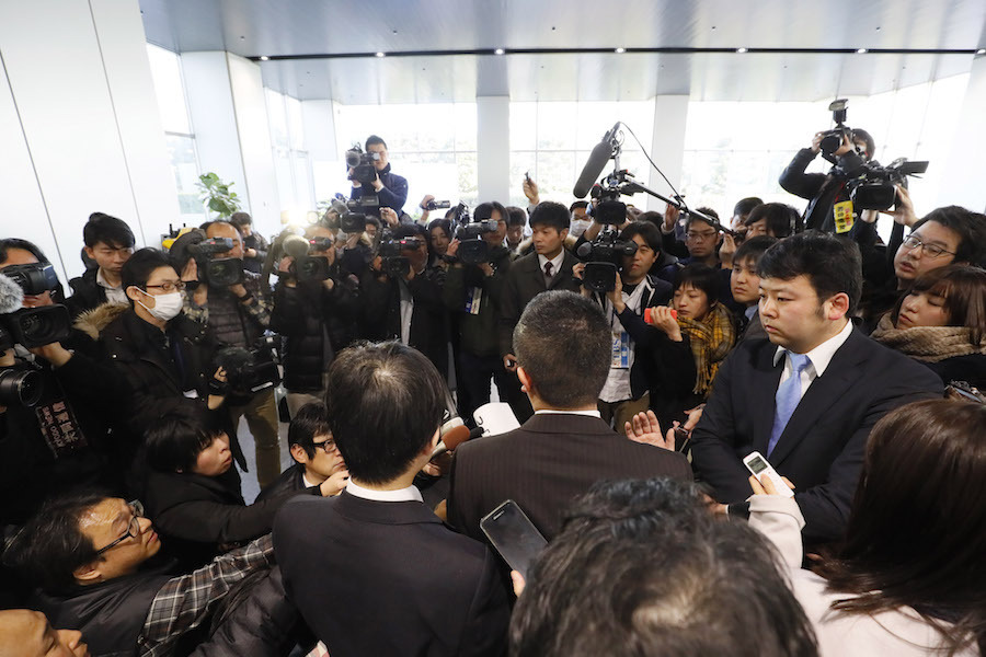 東芝の決算発表を取りやめに混乱する報道陣＝2017年2月14日（写真：長田洋平/アフロ）