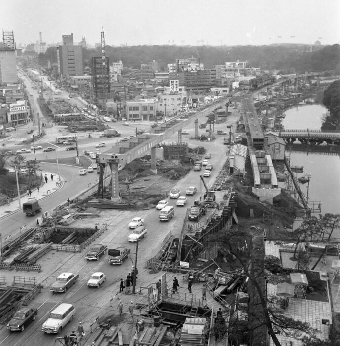 東京・赤坂見附界隈 （1963年、写真：Fujifotos/アフロ）