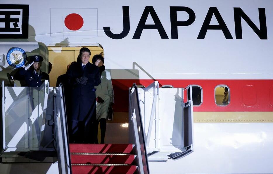 [写真]初の日米首脳会談に臨むためワシントン近郊に到着した安倍首相（ロイター/アフロ）