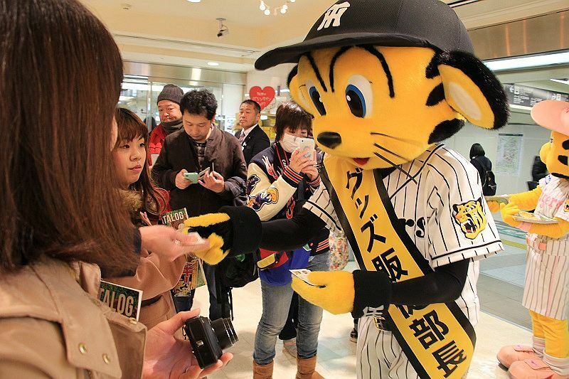 [写真]阪神タイガースグッズ販売部長に就任したトラッキー、名刺を配って挨拶＝阪神梅田本店で