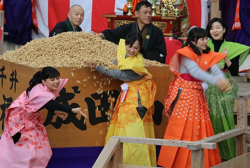 ［写真］朝ドラのヒロインらが元気に豆まき。（左から）芳根京子、谷村美月、百田夏菜子、土村芳＝3日午前11時10分ごろ、大阪府寝屋川市で