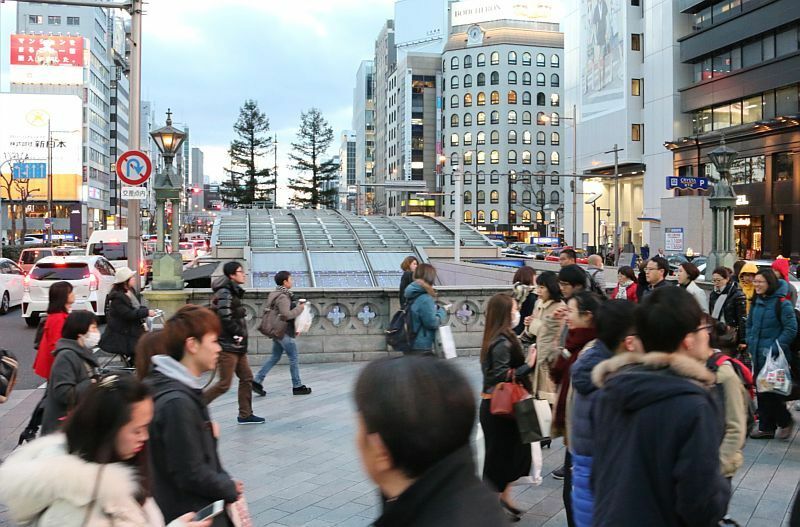 [写真]暦の上では春ながら冷え込んだ大阪市内=7日午後5時半ごろ、大阪市中央区で
