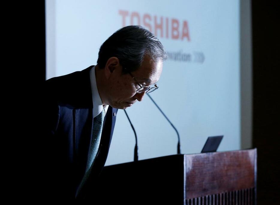 [写真]会見で決算発表延期を陳謝する東芝の綱川社長（長田洋平/アフロ）