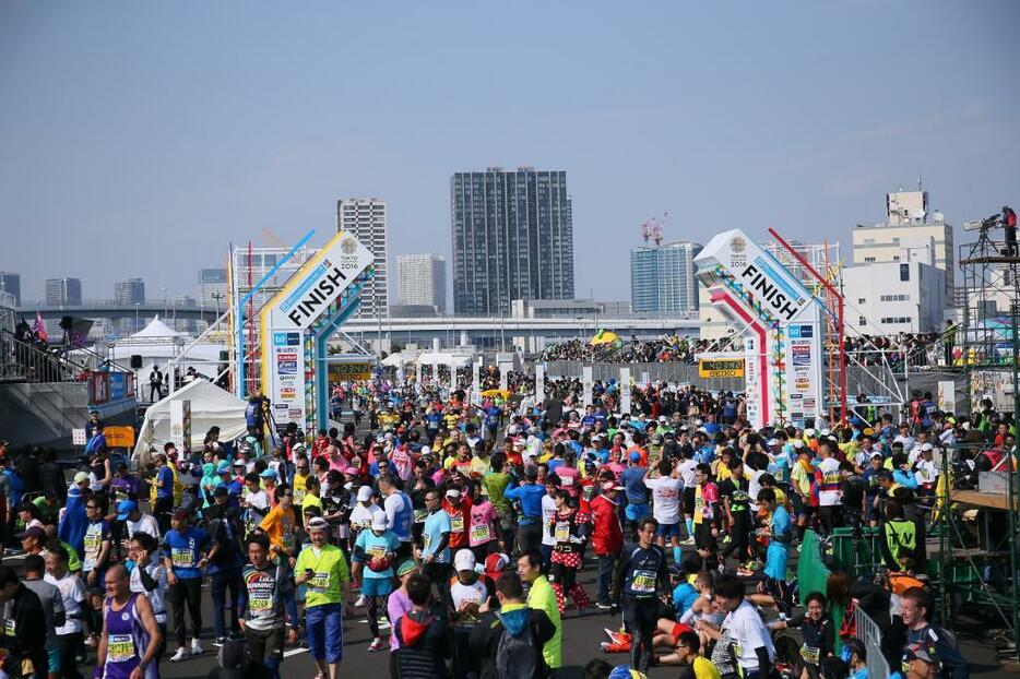 昨年開かれた東京マラソン2016大会のフィニッシュ地点。東京の冬の大イベントゴールに成長しましたが、コースを変える理由は何でしょうか（写真：YUTAKA/アフロスポーツ）