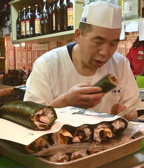 [写真]大阪のすし店では、恵方巻きづくりに大忙しだ=3日午後、大阪市浪速区の「佐兵衛寿し」で