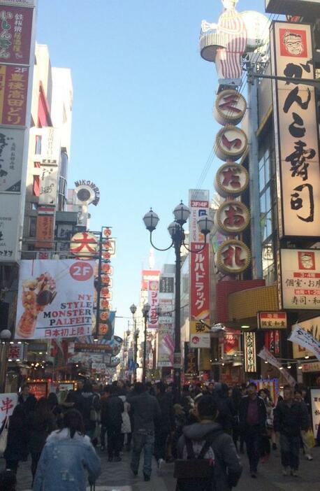 [写真]立春の大阪・道頓堀は、青空のもといつものように多くの観光客でにぎわいを見せている=4日午後、大阪市中央区で