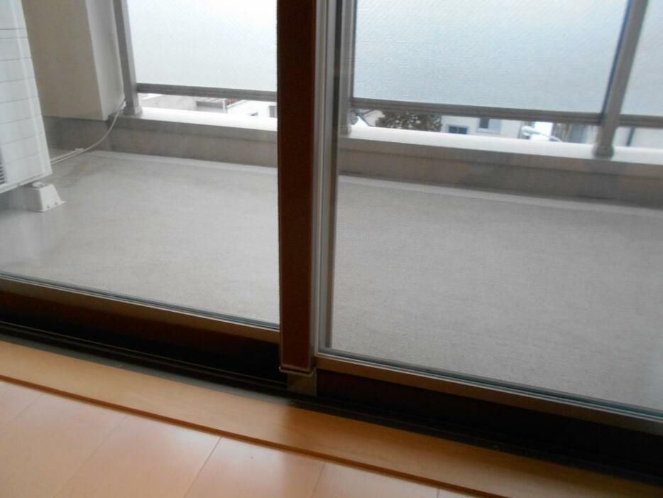 [写真]アルミサッシの窓。断熱工事をするだけでエネルギー効率は向上
