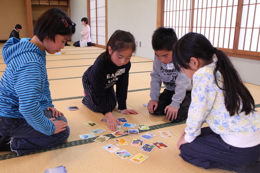 富士山本宮浅間大社では、富士山の日で学校が休みになった子供たちが「ふじさんカルタ」に挑戦（富士宮市提供）
