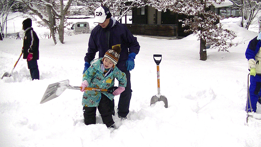 [写真]子どもも雪かき訓練