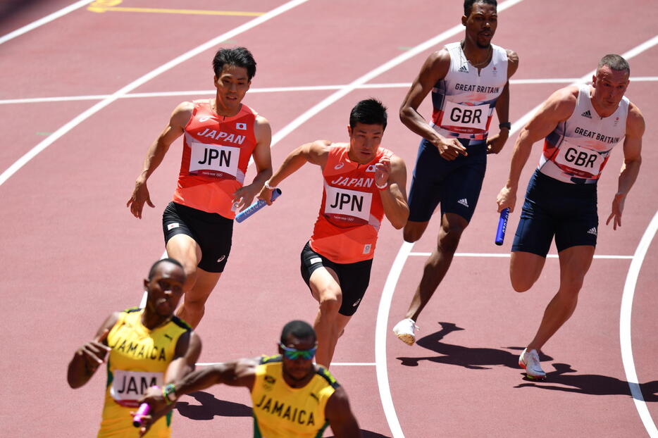 山縣から桐生にバトン。リオ五輪で銀メダルを獲得した最強“侍短距離陣”が予選を突破、決勝での巻き返しを狙う(写真：松尾/アフロスポーツ)