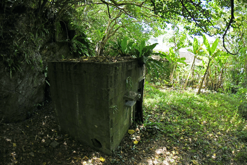 崖を背にして、敷地の端に立っている。奥に母屋が見える