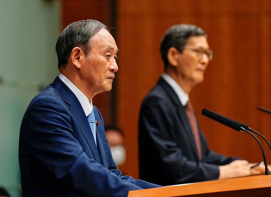 [写真]8月17日に会見する菅首相（左）と尾身会長（代表撮影/ロイター/アフロ）