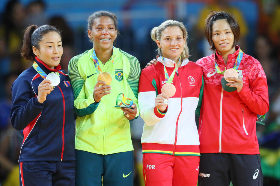 リオ五輪の表彰式。ブラジルのラファエラ・シルバ選手が金メダル（左から2人目）（写真：YUTAKA／アフロスポーツ）（アフロ）