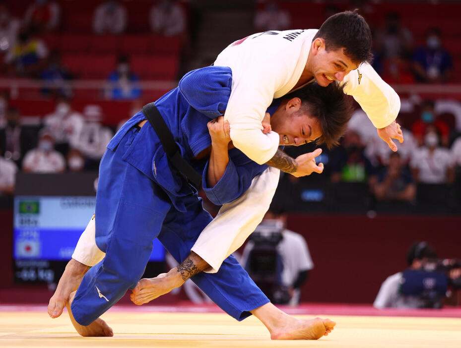 男子準決勝。阿部一二三選手が一本勝ち。ダニエル・カルグニン選手は、右胸に「家族」と書かれたタトゥーがあり、話題となった（2021年7月25日　写真：ロイター／アフロ）