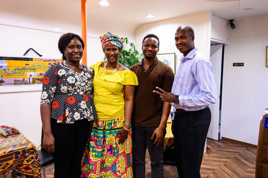 左から、留学生のアンナさん（40）、ビントゥさん、留学生のソロモンさん（30）、英語教師のムサさん。日本に住む98人のガンビア人のうち4人が一堂に