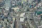 南側から撮影した渋谷駅周辺。かまぼこ屋根が特徴だった地上時代の東急東横線渋谷駅には9000系と5050系が停車する。画面左上には東京メトロ銀座線の折り返し線に01系電車が停車しているのも見える（2010年8月21日、吉永陽一撮影）。