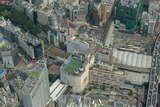 折り返し線へ回送する銀座線の01系が東急東横店西館（旧・玉電ビル）から顔を出す。2010年当時は日常の光景だった（2010年8月21日、吉永陽一撮影）。