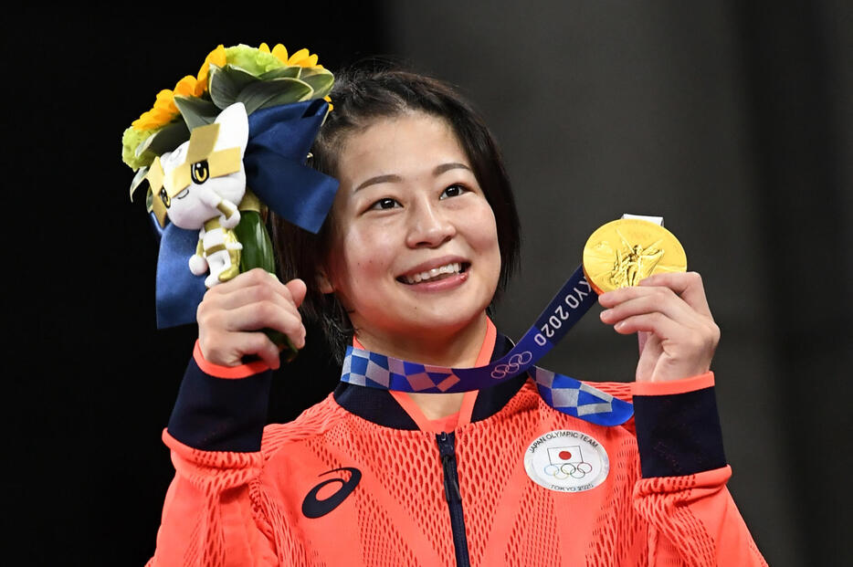 女子レスリング53キロ級で向田真優が金メダルを獲得。婚約者のコーチとの二人三脚で夢を叶えた(写真・ロイター／アフロ）