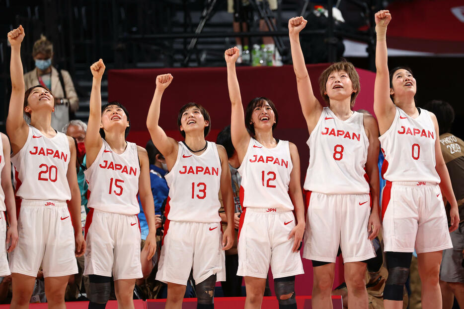 日本はフランスに圧勝して銀メダル以上を確定させ史上初となる決勝進出を決めた。8日の決勝の相手は五輪3連覇の米国だ(写真・ロイター／アフロ）