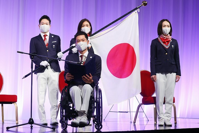 東京パラリンピックの日本代表選手団は17日、都内で結団式を行った。写真は、日本選手団の主将を務める車いすテニスの国枝慎吾ら参加者。（写真：森田直樹/アフロスポーツ）