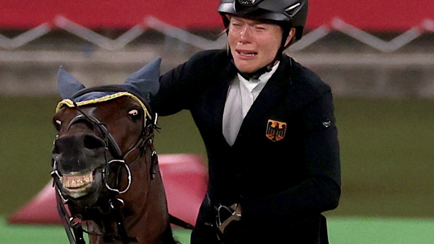 近代五種女子で障害を跳ばない馬を殴った問題でドイツのアニカ・シュロイは号泣していた(写真・ロイター／アフロ）
