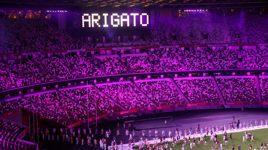 閉会式では無観客のスタンドに「ARIGATO」の文字。57年前の東京五輪の閉会式と同じフォントで当時は「SAYONARA」と掲示されたそうだ（写真・ロイター/アフロ）