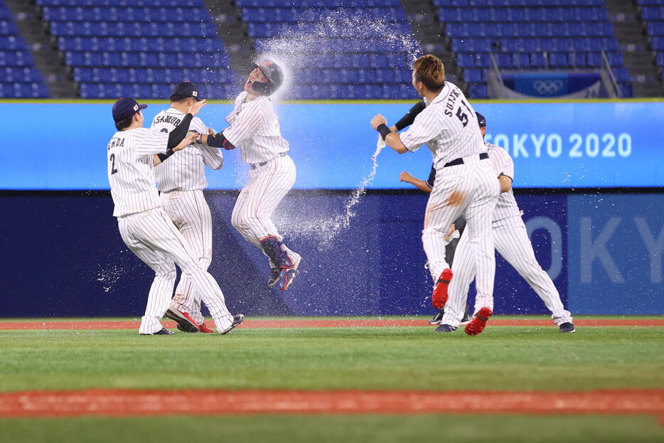 タイブレークに突入した10回の甲斐のサヨナラヒットで日本は米国に逆転勝利。4強進出を決めた(写真：西村尚己/アフロスポーツ)