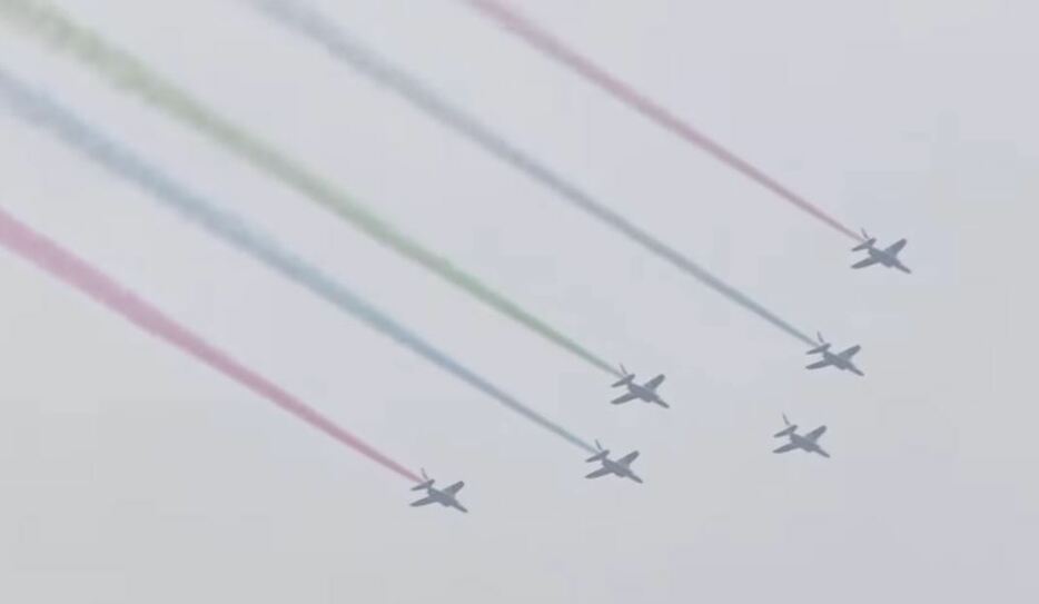 [画像]東京パラリンピックの開会式を前に披露されたブルーインパルスの展示飛行
