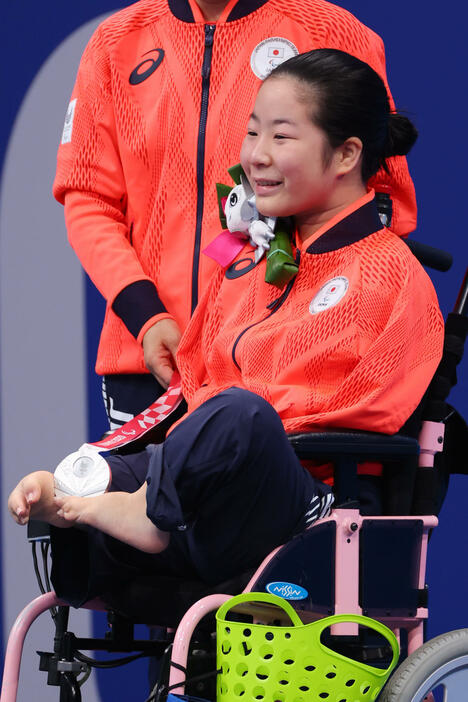 日本選手団のメダル第1号は女子100m背泳ぎ（運動機能障害S2）で銀メダルを獲得した14歳の山田美幸。日本選手として夏冬パラ大会を通じて史上最年少のメダリストとなった(写真：YUTAKA/アフロスポーツ)