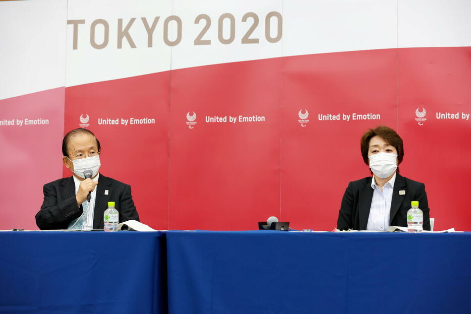 パラリンピックの4者協議が行われ「無観客開催と学校観戦OK」が決定。組織委員会の橋本聖子会長(右）武藤敏郎事務総長(左）が記者会見した(写真・ロイター/アフロ）