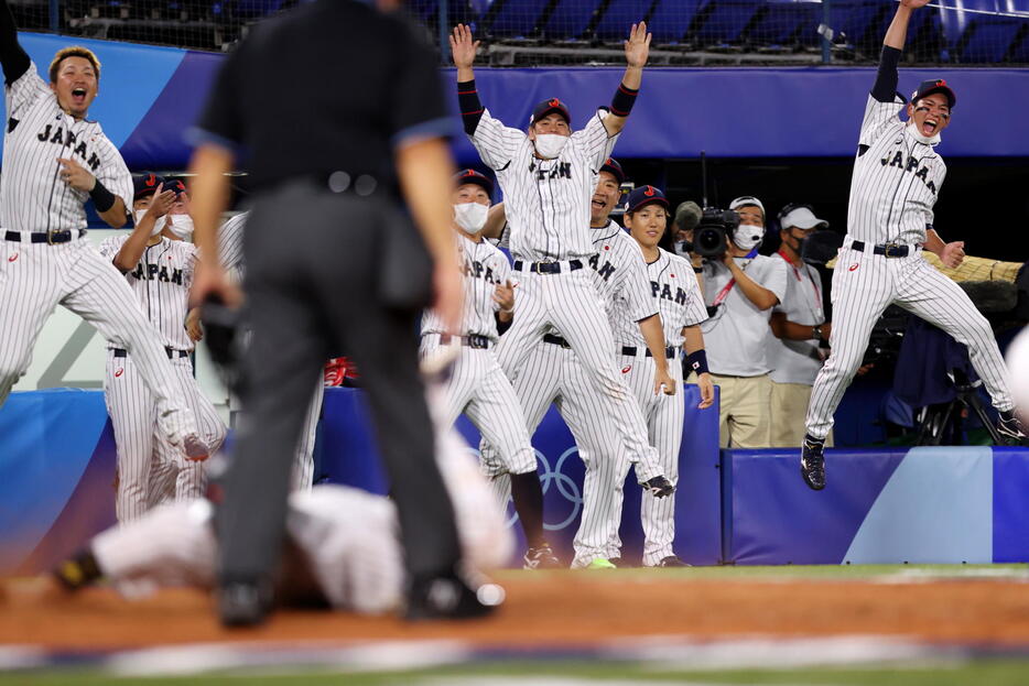 “宿敵”韓国を破り決勝進出を決め歓喜の日本ベンチ（写真：西村尚己/アフロスポーツ）