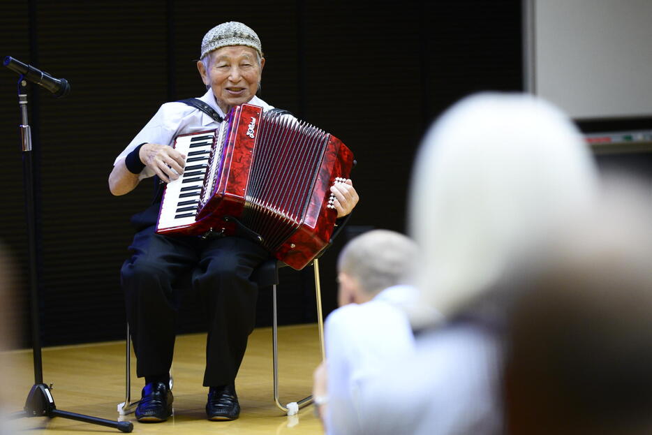 東京で開かれた犠牲者の追悼コンサートで、抑留中に演奏した「誰か故郷を想わざる」を披露する新関さん。2019年8月23日（写真提供：シベリア抑留者支援・記録センター）