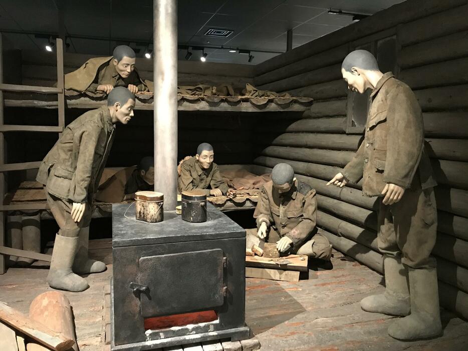 強制収容所内の様子を再現したジオラマ。東京・新宿にある「平和祈念展示資料館」に展示されている（撮影：西村綾乃）