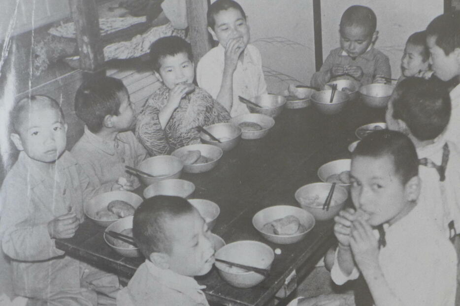 1946年5月頃、軍払い下げの食器で食事をする子どもたち（提供写真）