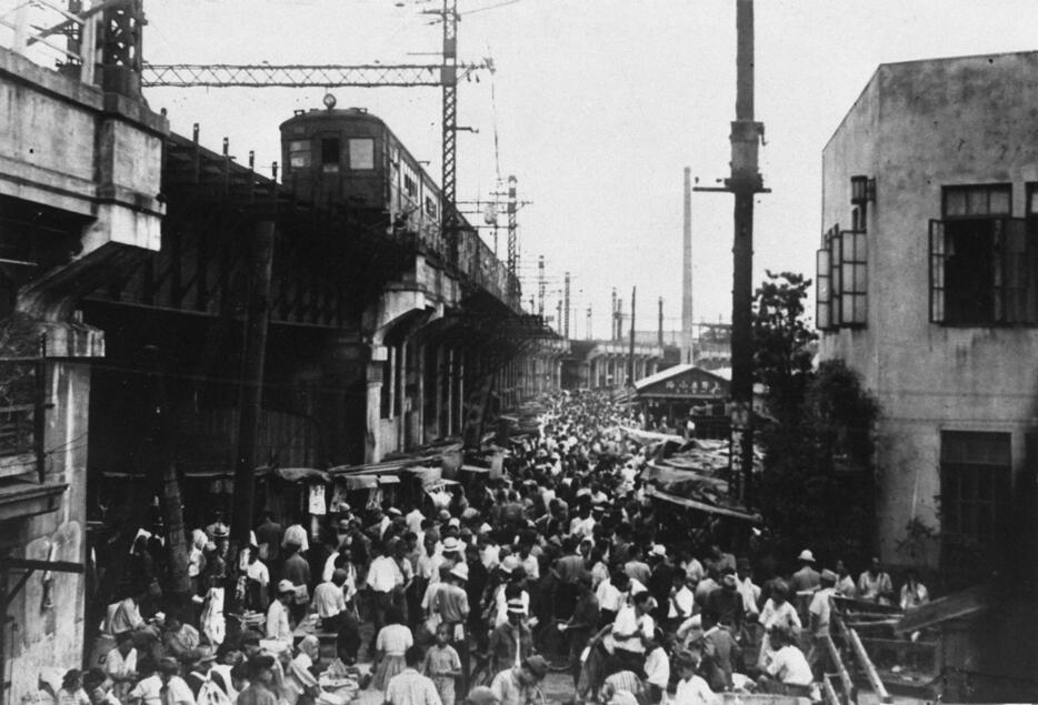 終戦直後の上野のアメ横。上野駅から御徒町（右奥）を見たもの （1946年7月　毎日新聞社／アフロ）