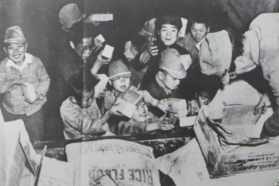 1946年暮れ、ララ物資が届き、喜ぶ子どもたち（提供写真）