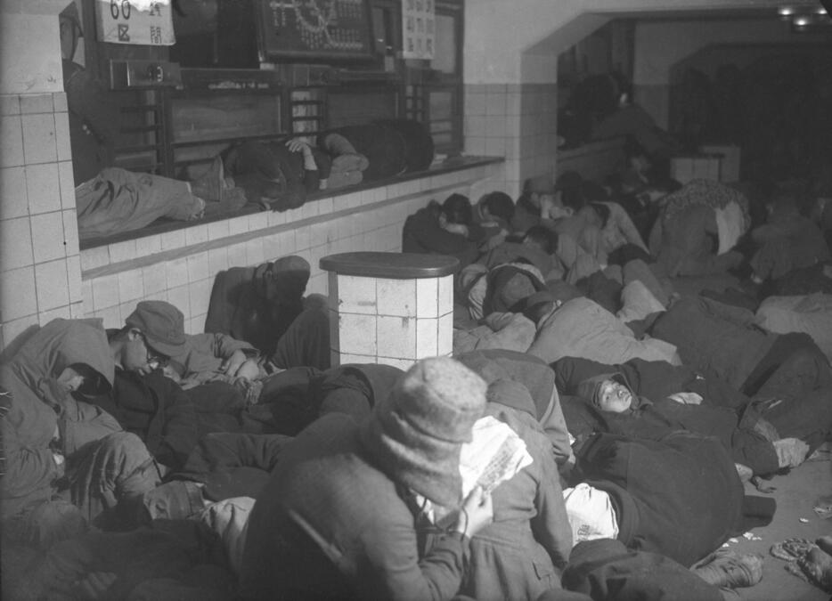 東京・上野駅で寝泊まりする大人と子ども（1946年　毎日新聞社／アフロ）
