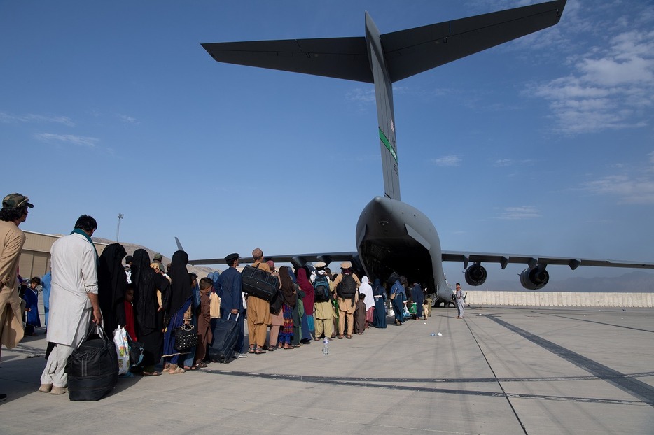 [写真]8月24日、米軍機でアフガニスタンから退避する人々（写真提供：Master Sgt. Donald R. Allen/U.S. Air Force/ロイター/アフロ）