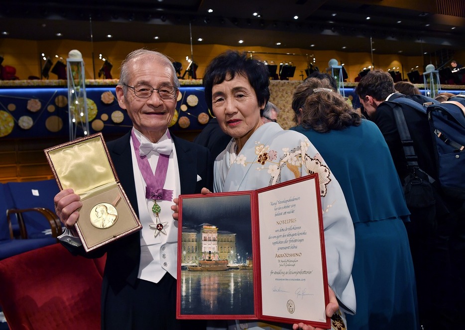 [写真]2019年のノーベル化学賞を受賞した吉野彰さん（左）と妻の久美子さん。ストックホルムの授賞式にて（ロイター/アフロ）