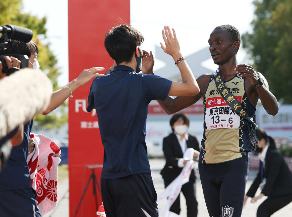 ゴールを切った東京国際大アンカーの”エース”ヴィンセントをメンバーが出迎える（写真・日刊スポーツ／アフロ）