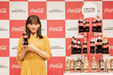 「100％リサイクルPETボトル」の「コカ・コーラ」を手にする綾瀬はるか（コカ・コーラシステムの会見）