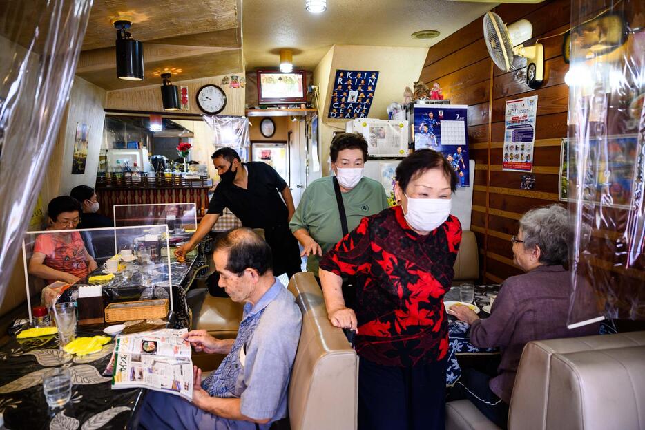 近所のお年寄りたちの社交場として、地域に溶け込んでいる