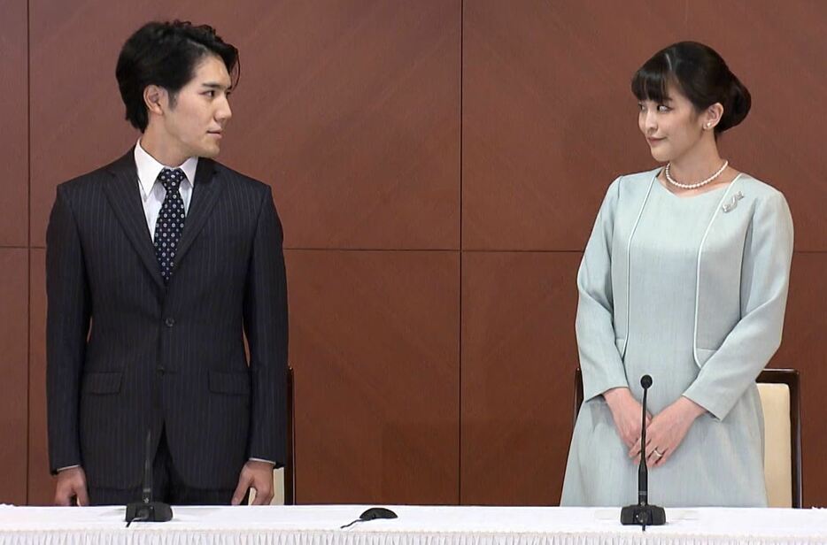 [画像]婚姻届を提出後、二人で会見に臨んだ眞子さんと圭さん