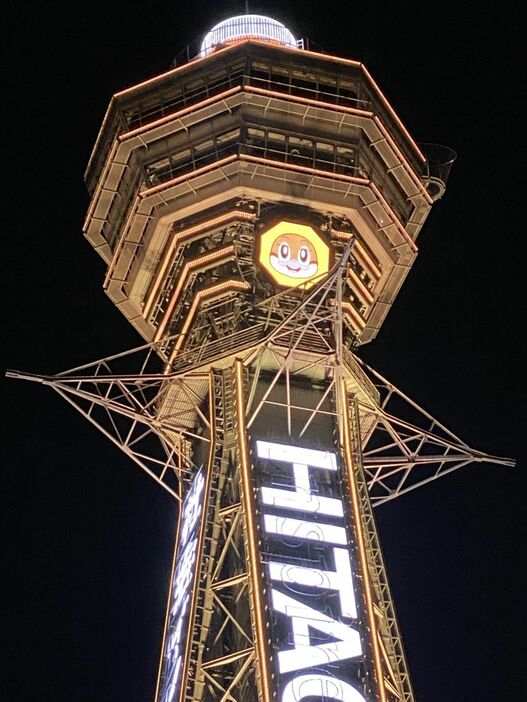 [写真]大阪のシンボルとして親しまれている通天閣（大阪市浪速区）は1日夜、新型コロナウイルスによる自粛要請などの大阪府独自の指標である「大阪モデル」が警戒を示す黄色になったことに合わせライトアップを黄色に点灯させた＝1日午後6時半ごろ、大阪市浪速区で