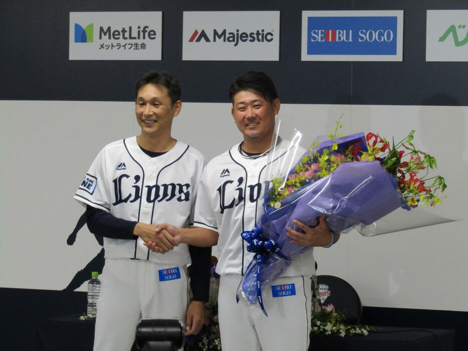 引退試合を前にユニホーム姿で引退会見に臨んだ”平成の怪物”松坂大輔。西口投手コーチから花束を贈られた