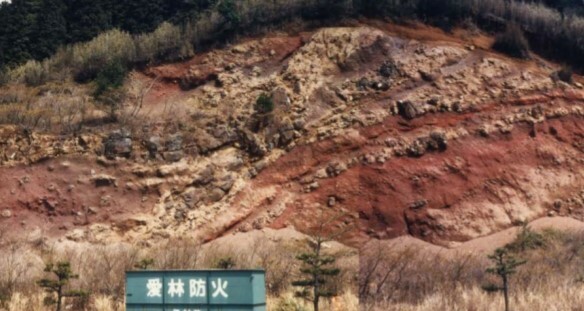 隣接した地域（韮山峠付近）。溶岩と火砕岩が重なり合った地層が見える（写真提供：小山真人教授）