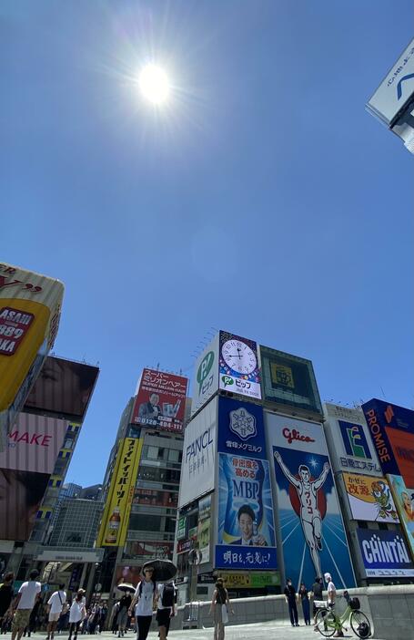 ［写真］青空が広がる大阪市・道頓堀周辺。気温が上昇するため熱中症への注意が必要だ＝19日午前11時40分ごろ、大阪市中央区で