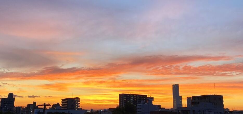 [写真]朝から雨が降ったり晴れ間が見えたりと不安定な天気が続いた大阪市内。夕方には真っ赤な夕焼けがみられた＝12日午後7時25分ごろ、大阪市東住吉区で