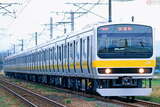 落成後に信越本線で公式試運転を行う209系950番台。500番台とは異なり前面は銀色で、6扉車が組み込まれた（1998年10月19日、伊藤真悟撮影）。
